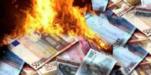 euro-soldi-denaro-bruciati 2