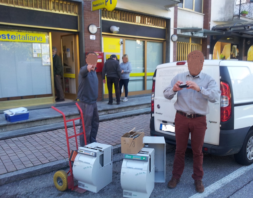 POSTE OPERATORI FOTOGRAFANO