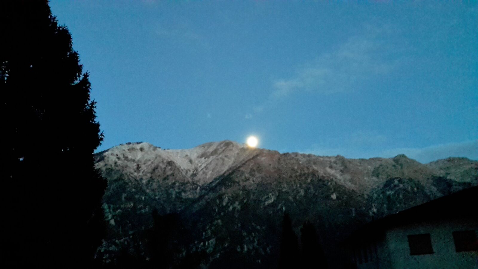 LUNA E NEVE SUL DUE MANI