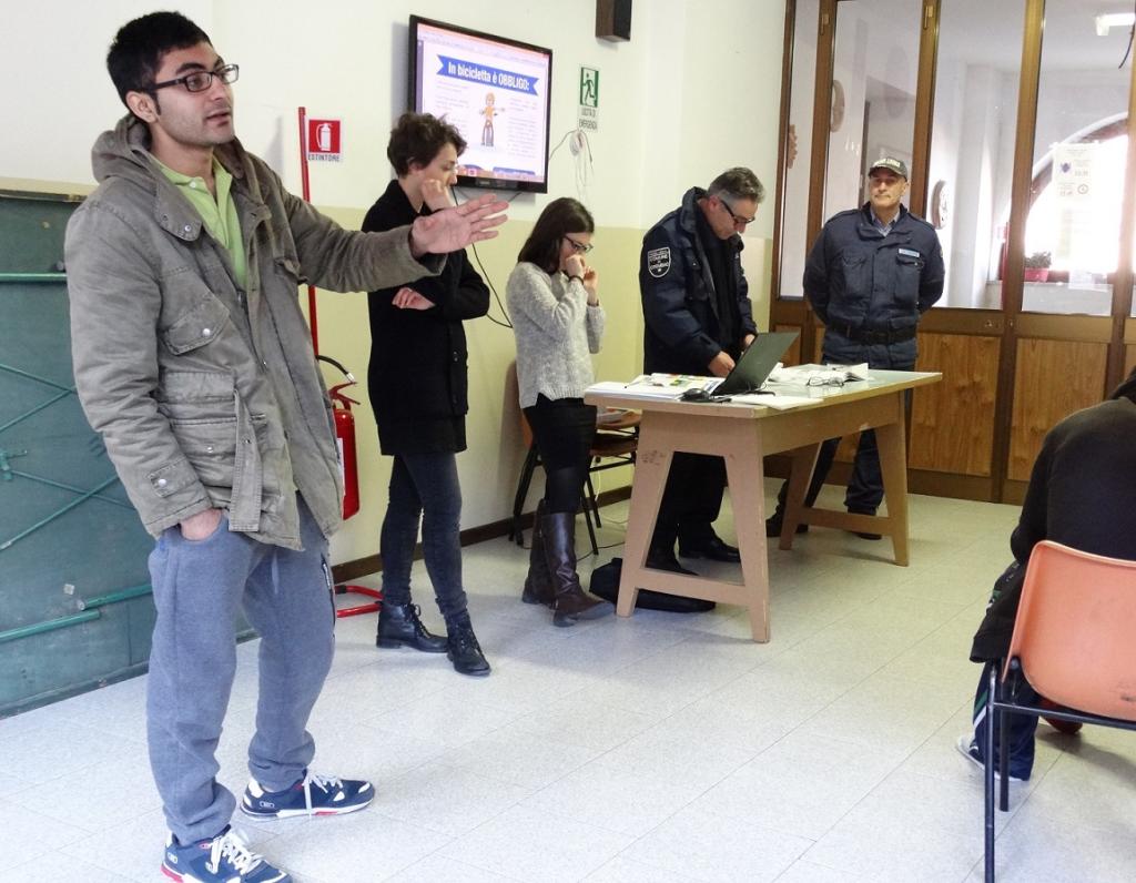 migranti artigianelli con vigili 5