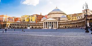 PIAZZA INCANTATA NAPOLI vuota