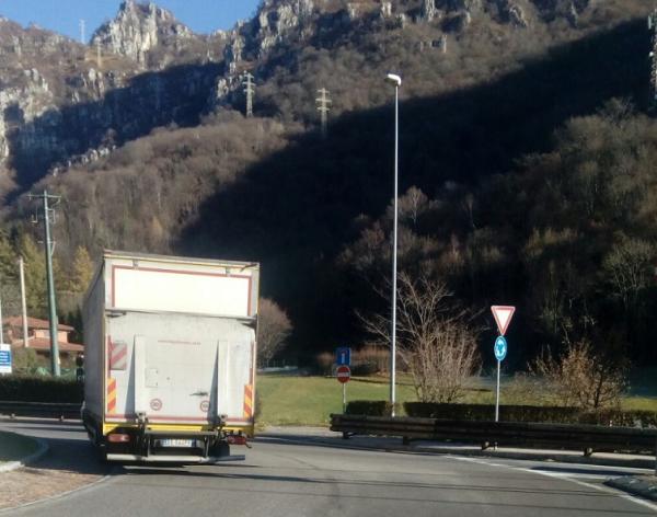 camion-fermo-rotonda