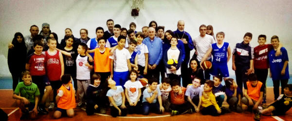 Ragazzi, allenatori e genitori alla Festa di Natale del Basket Introbio