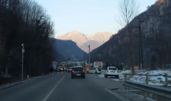 polizia locale ballabio furgoncino coda traffico