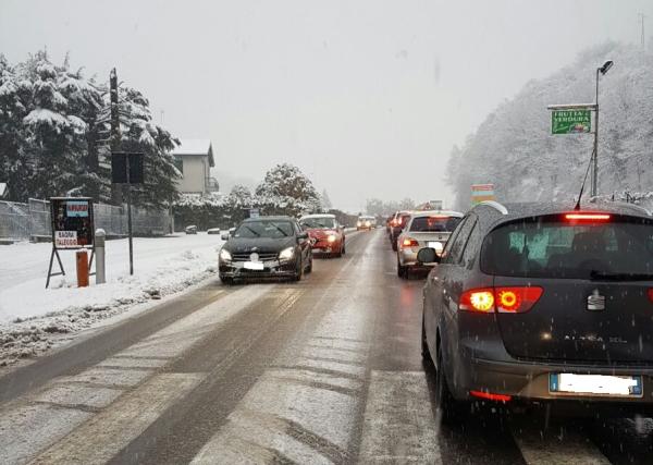 TRAFFICO NEVE VALSASSINA FEB 2017
