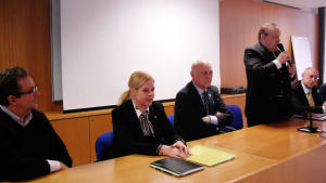 Tavolo con due advisor e gov