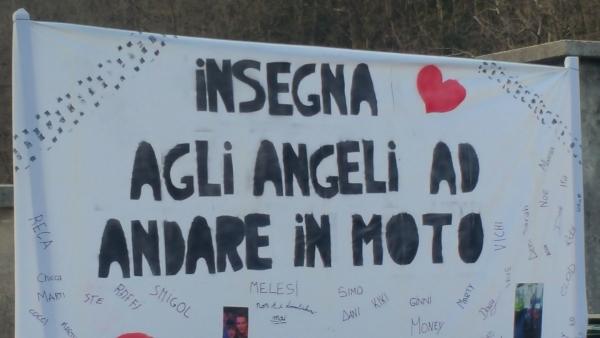 insegna angeli striscione matteo pigazzi
