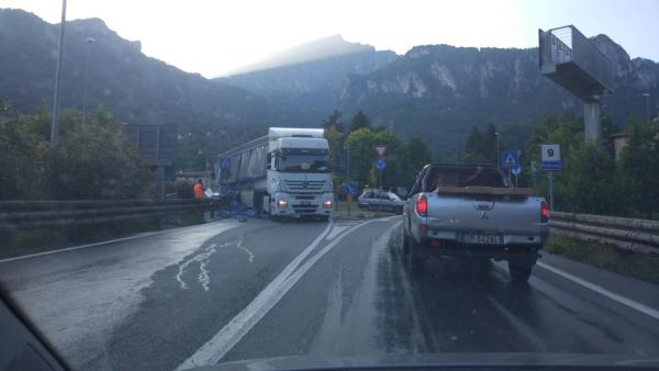 ACQUA INCIDENTE TIR BOTTIGLIE