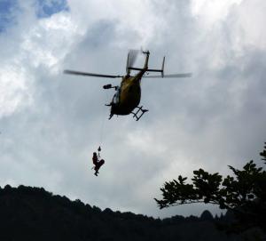 soccorso alpino - giro d'italia 2009 - munoz culmine (2)