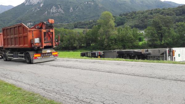 camion bilico ribaltato pasturo (7)