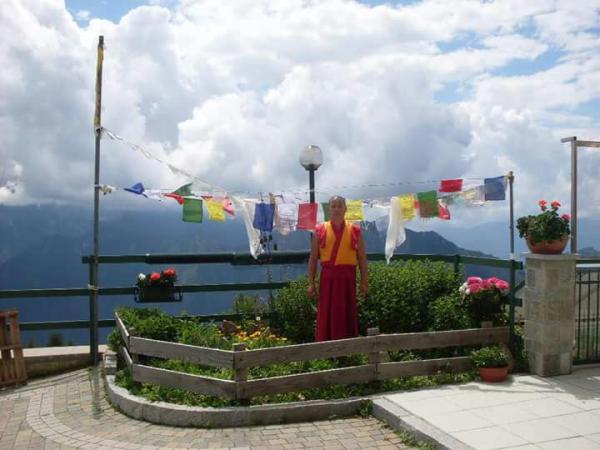 bandierine e monaco tibetano giumello