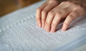 DISABILI-SENSORIALI-CIECHI-libro-braille (1)