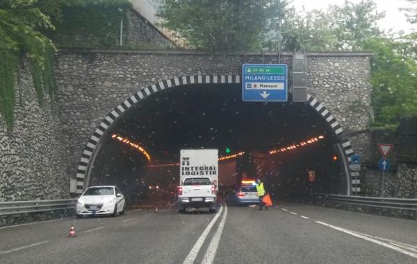 camion lecco ballabio restringimento polstrada
