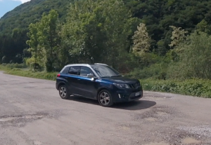 Suzuki vitara yoru lungo il pioverna motori prova sterrato