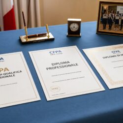 Attestati sul tavolo di Qualifica Certificato Maturità scuola CFPA Casargo, immagine creata con AI verosimile e non vera
