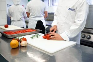 Scuola alberghiera CFPA di Casargo, uno dei laboratori: quello di cucina; dalla teoria alla pratica