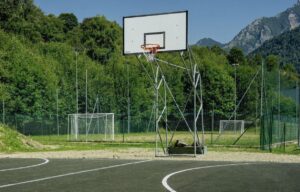 Scuola alberghiera CFPA di Casargo, scorcio dei campi da pallacanestro e da calcio, calati nel verde