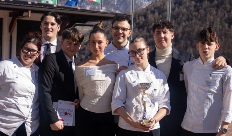 Scuola alberghiera di Casargo formazione professionale con convitto. Studenti e studentesse vincitori di un contest alberghiero